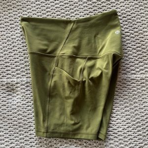 Lululemon align short 6” size 6 with pockets in a moss green color